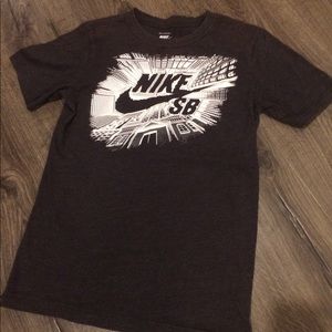 Boys Nike SB T shirt in dark charcoal color
